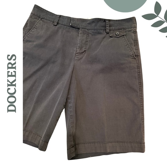🛍️3/$40 Dockers Black Mid Rise Curvy Fit Shorts | Chino | Size 10 - Picture 3 of 4